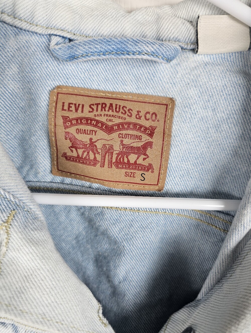Levi’s Embroidered Floral Sleeves Light Wash Trucker Jean Jacket Women’s Size S - Picture 3 of 5